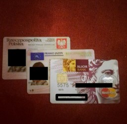 Instagram pełen zdjęć dowodów, praw jazdy i kart płatniczych Polaków