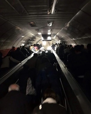 Ewakuacja Turków z metra po awarii prądu